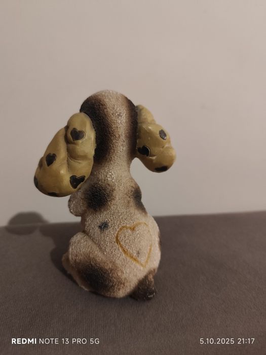 Figurka pieska z serduszkami  – mały przyjaciel, który pomaga!