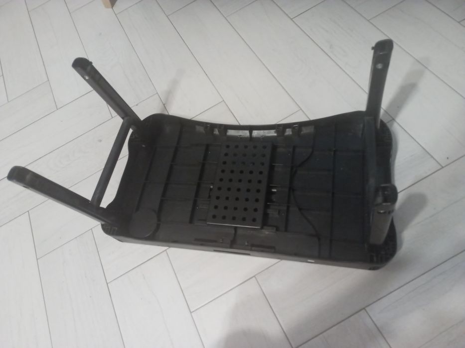 Stolik pod laptopa z wentylatorem