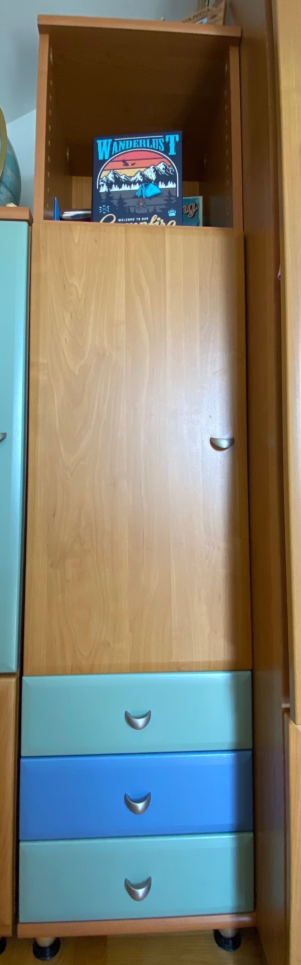 Kolorowe meble na poddasze dla dzieci