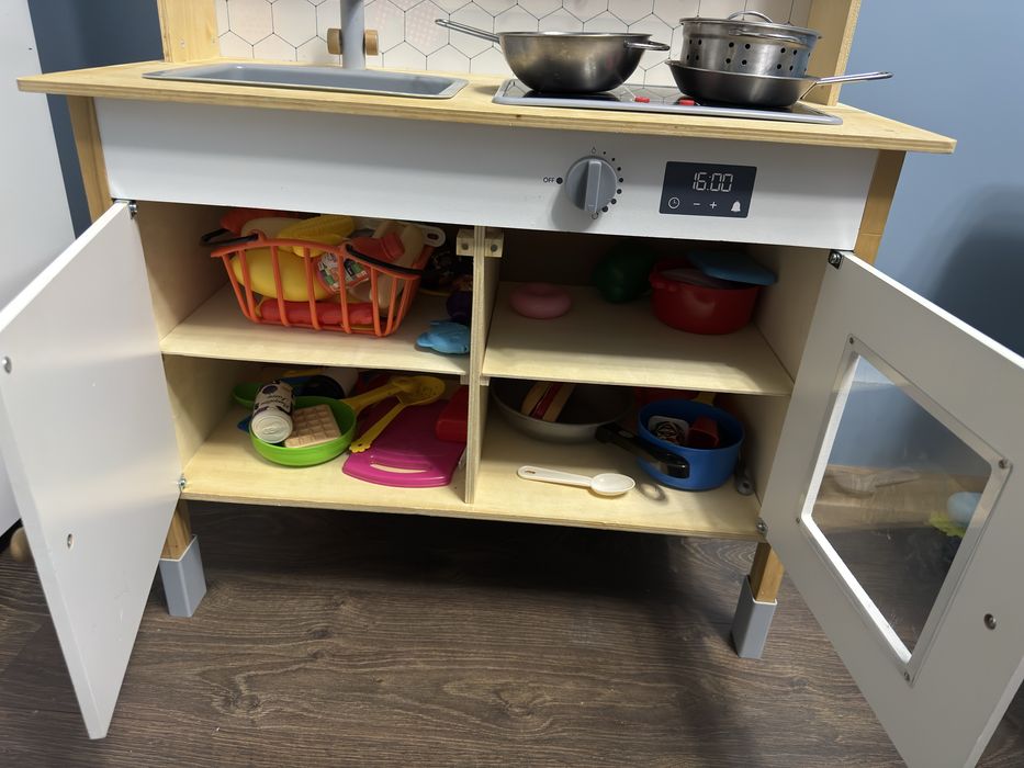 Кухня IKEA дитяча деревʼяна з посудом