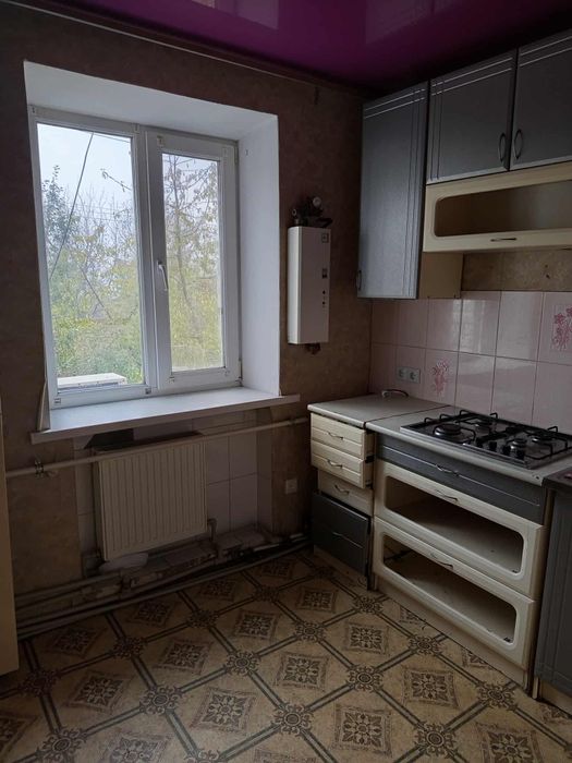 Продається простора 2-кімнатна квартира у цегляному будинку, готова до