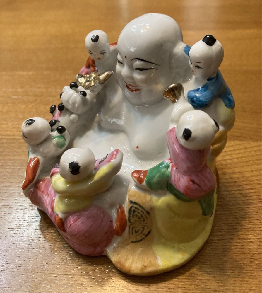 Buda da fertilidade em porcelana