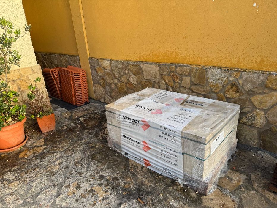 Palete inteira de ladrilhos novos para pavimento exterior