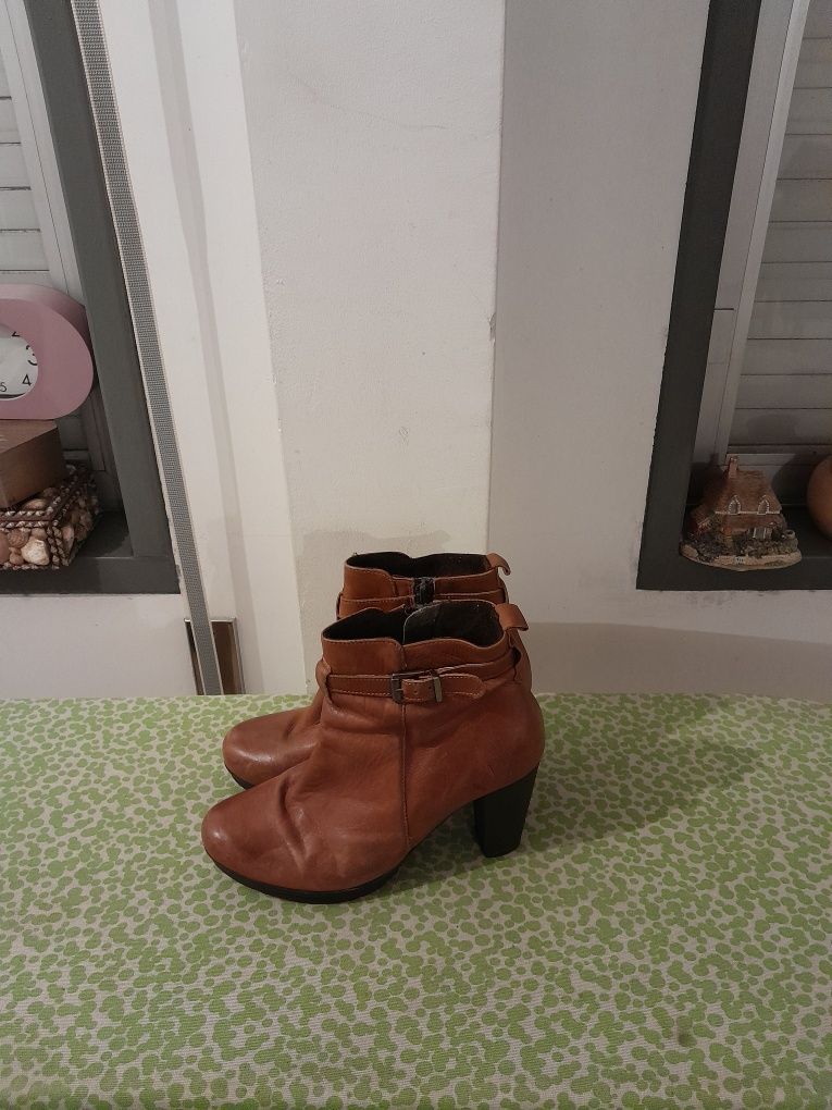 Vendo Botas de Senhora muito bonitas como novas
