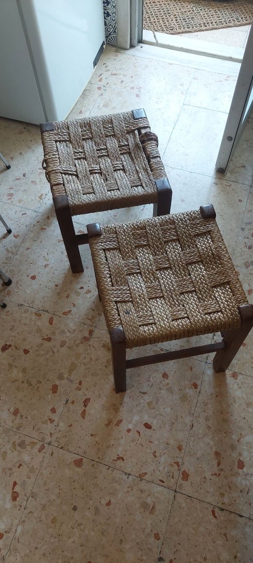 2 pequenos bancos repousa pés