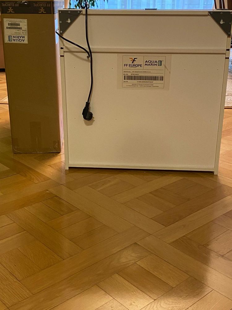 Szafka łazienkowa z lustrem i oświetleniem LED 65x65x13 cm