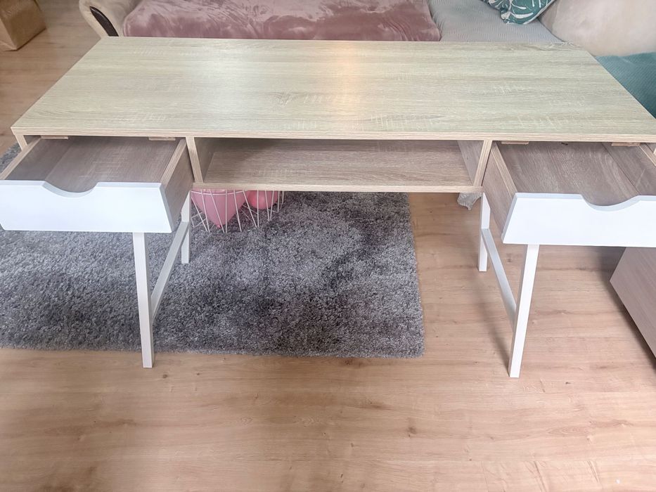 Biurko JYSK w kolorze dąb/biały.