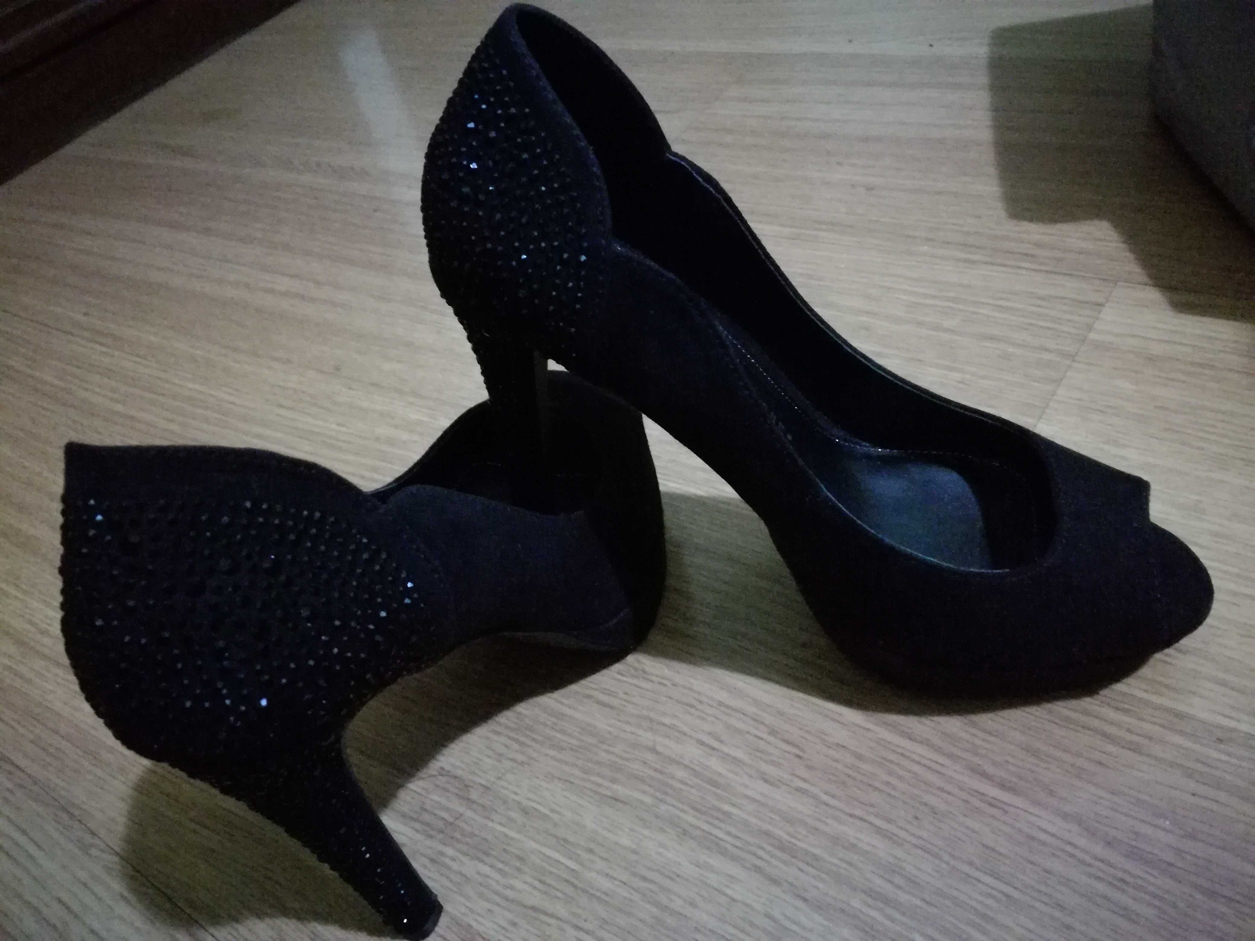 Sapatos pretos altos