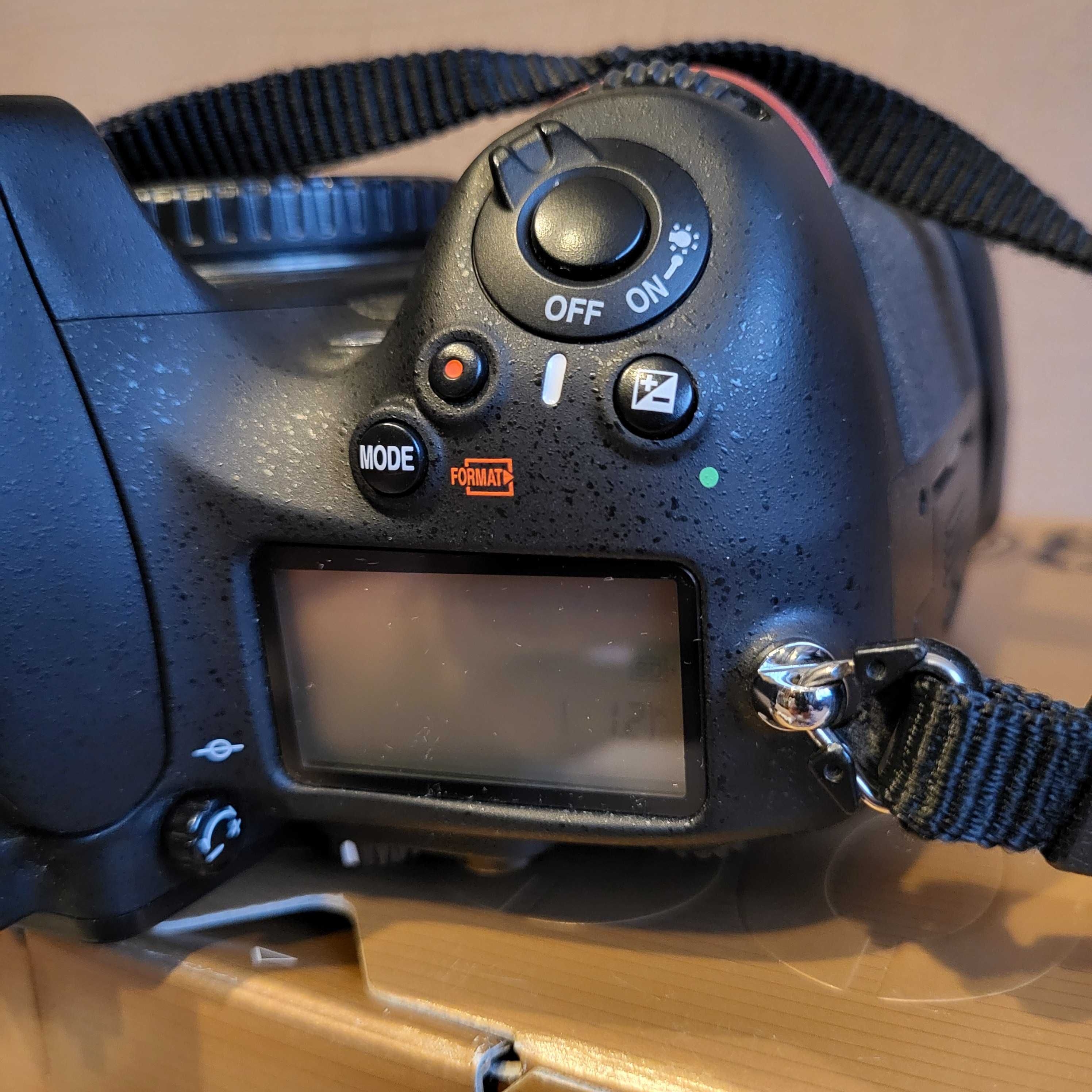 Nikon D800 z oryginalnym  uchwytem MB-D12