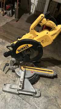 Pilarka ukośnica DeWalt DWS774