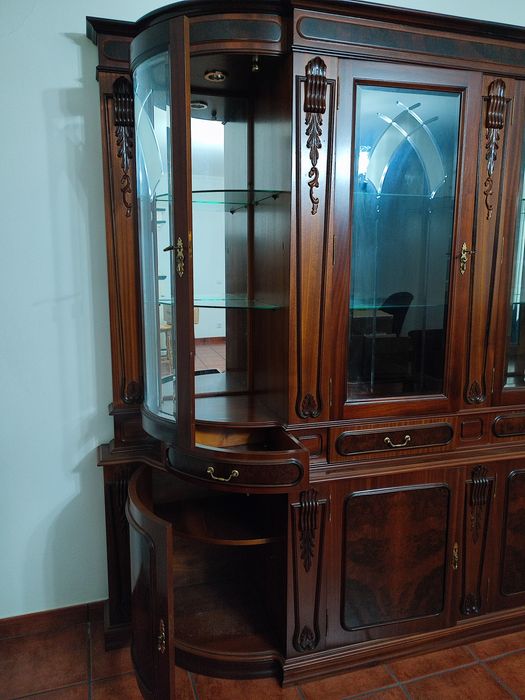 Cristaleira elegante em madeira de nogueira