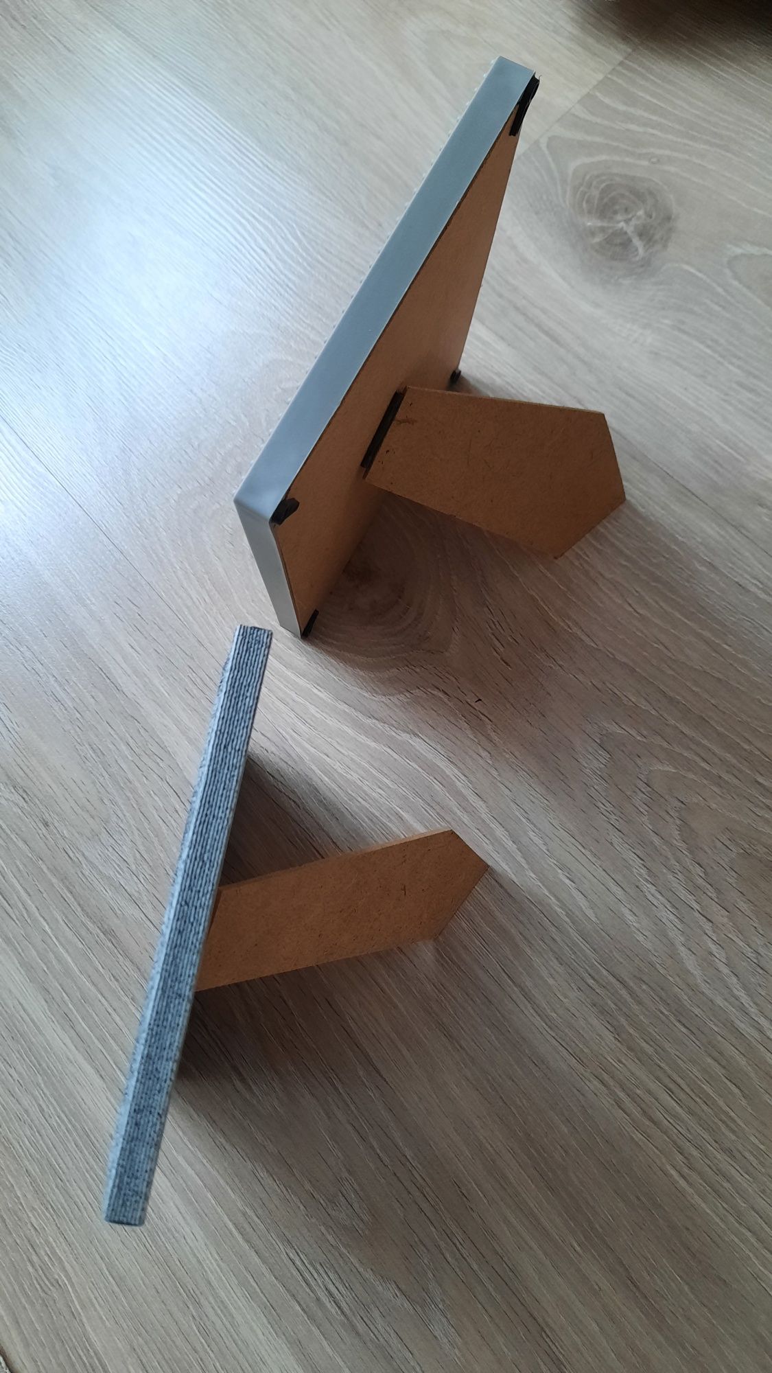Dwie szare ramki na zdjęcia 10x15