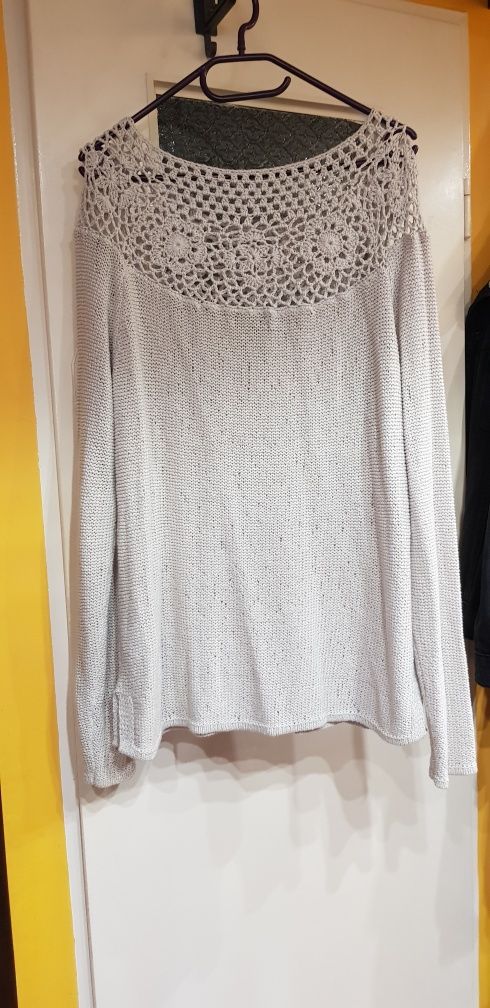 Sweter z ażurowym dekoltem