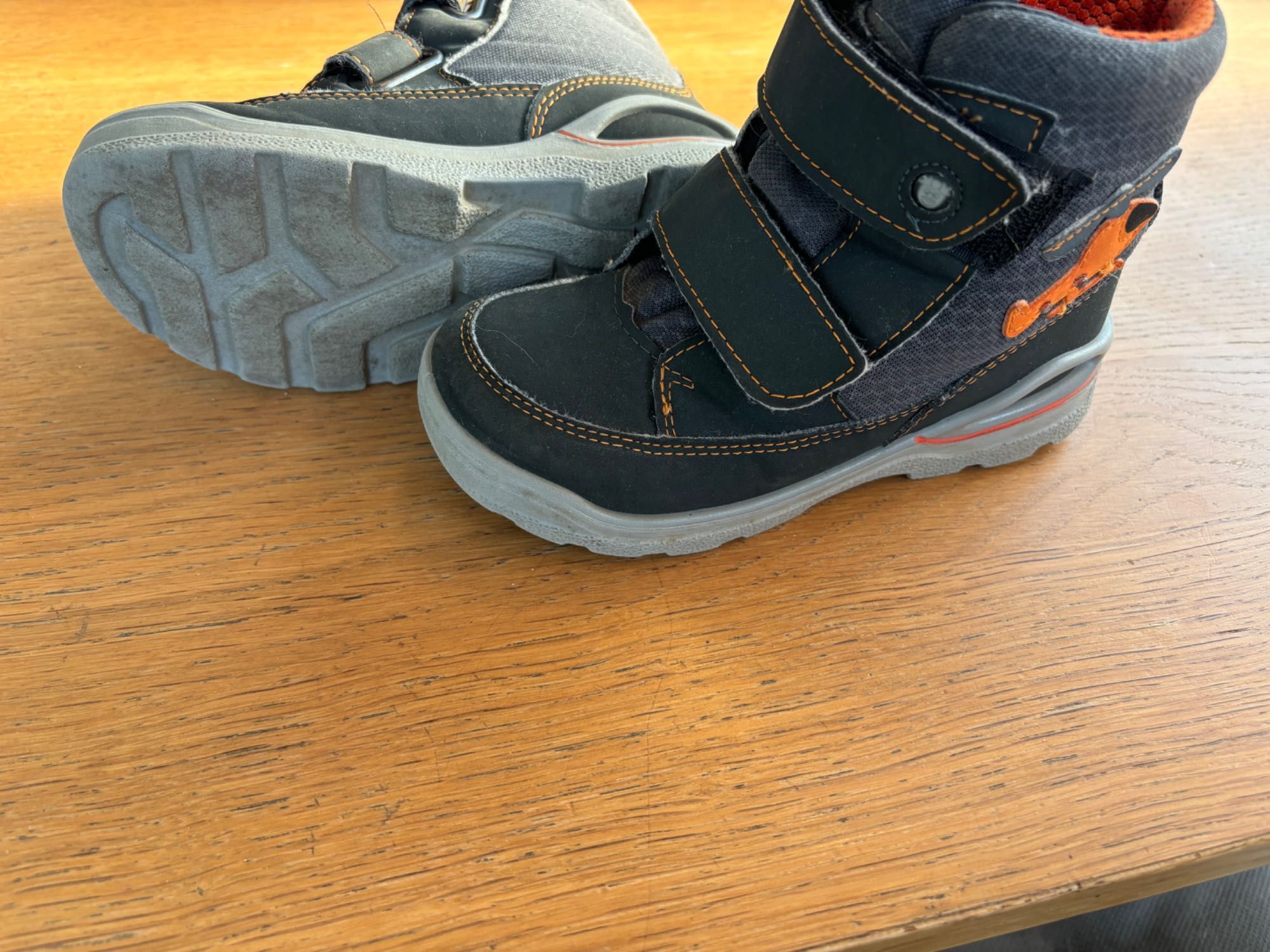 Buty jesienno zimowe wodoodporne r. 27 świecą
