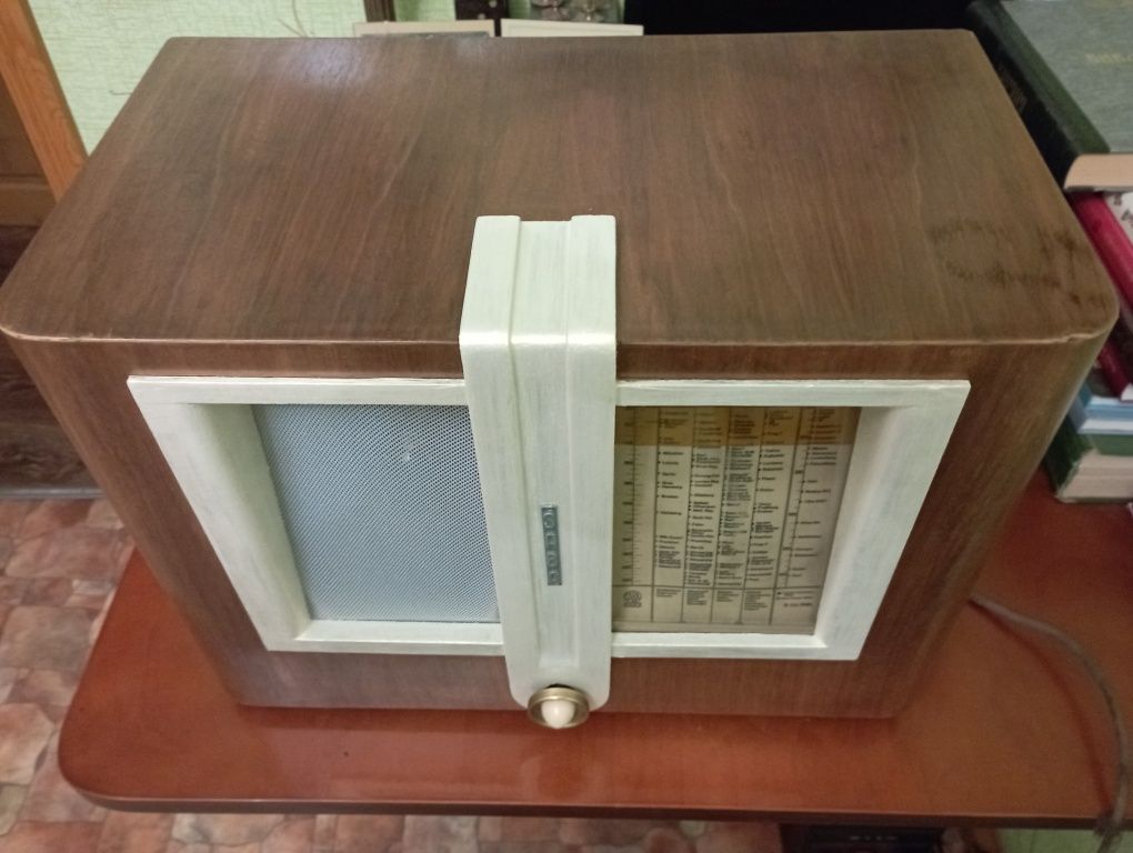 Продам антикварную радиолу SABA