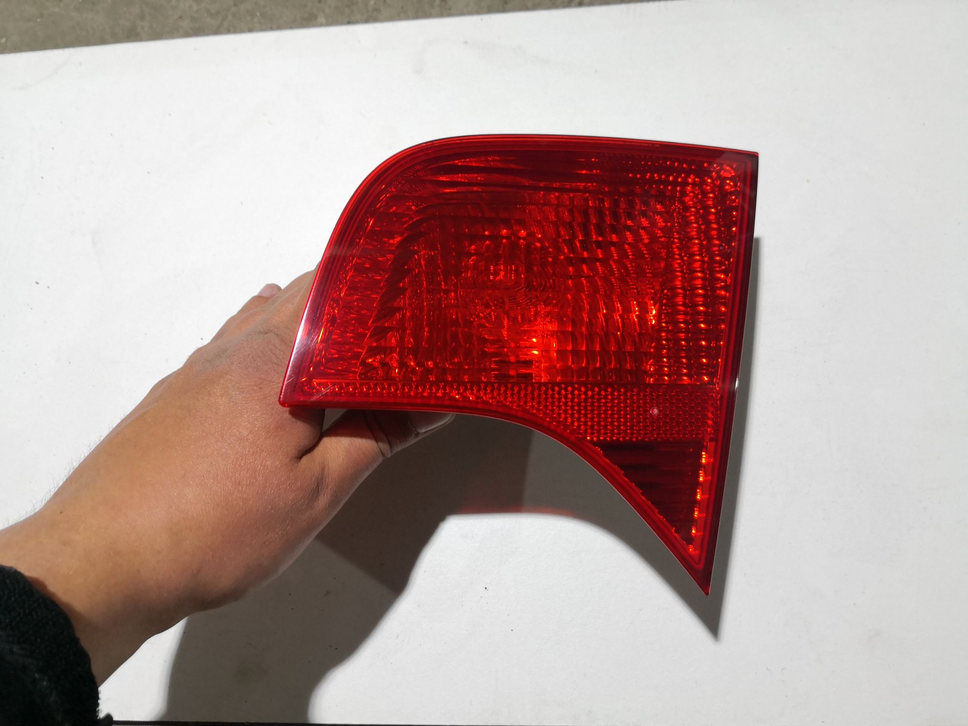 AUDI A4 B7 SEDAN Lampa Prawa Tylna Klapy Bagażnika Prawy Tył Oryginał