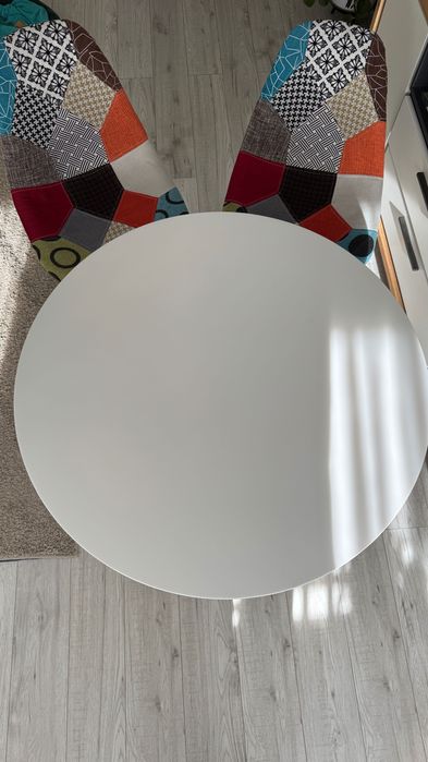 Biały okrągły stól + 2 krzesła