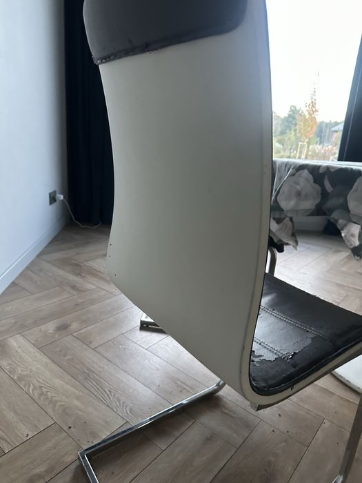 Stol i 4 krzesla wygodne do renowacji