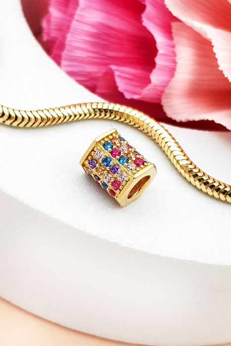 Złoty geometryczny charms z kolorowymi cyrkoniami pr.585