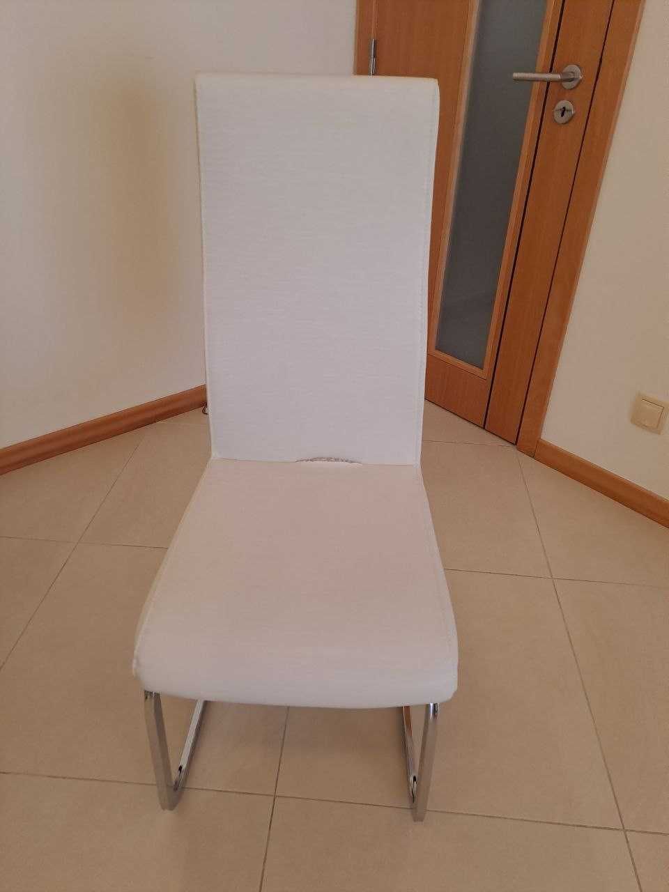 Conjunto mesa de jantar c/ tampo de vidro + 4 cadeiras brancas