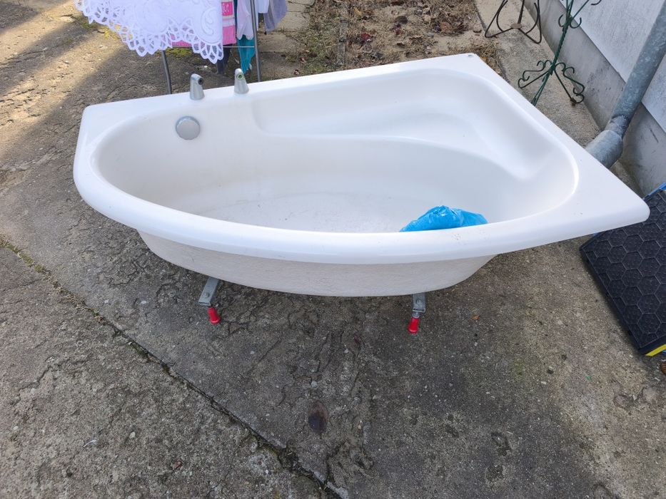 Wanna narożna z baterią