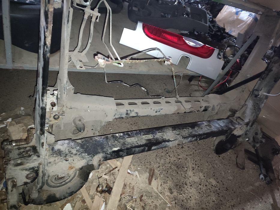 Балка задня trafic Vivaro Primastar трафик виваро примастар