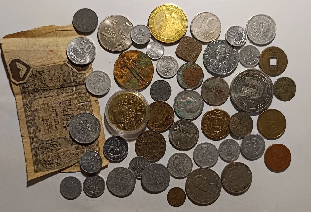 Zestaw starych monet i zetonow