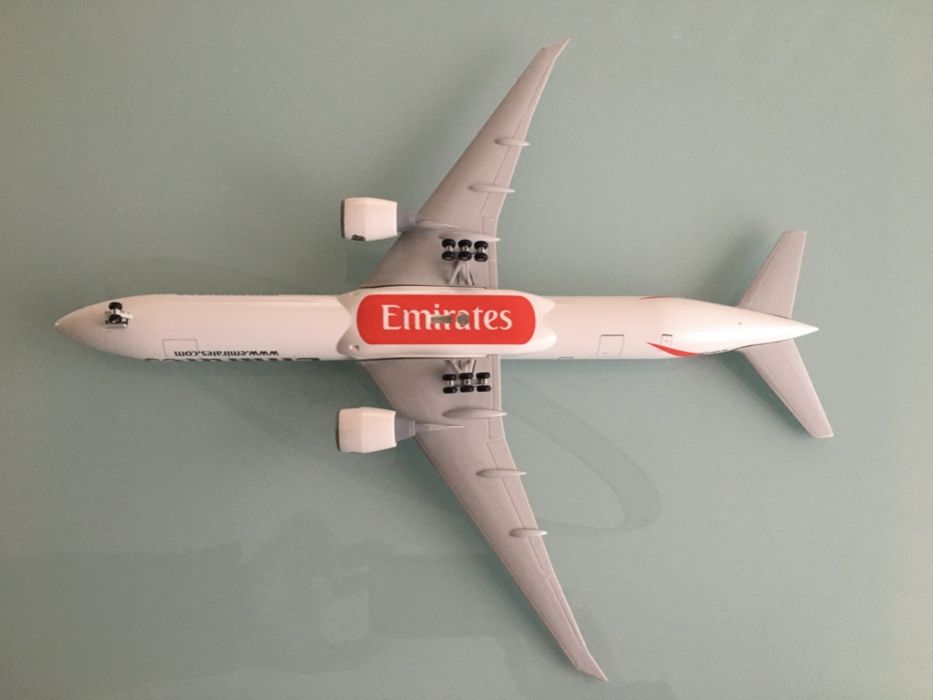 Avião Emirates 777-300ER 1/200 original
