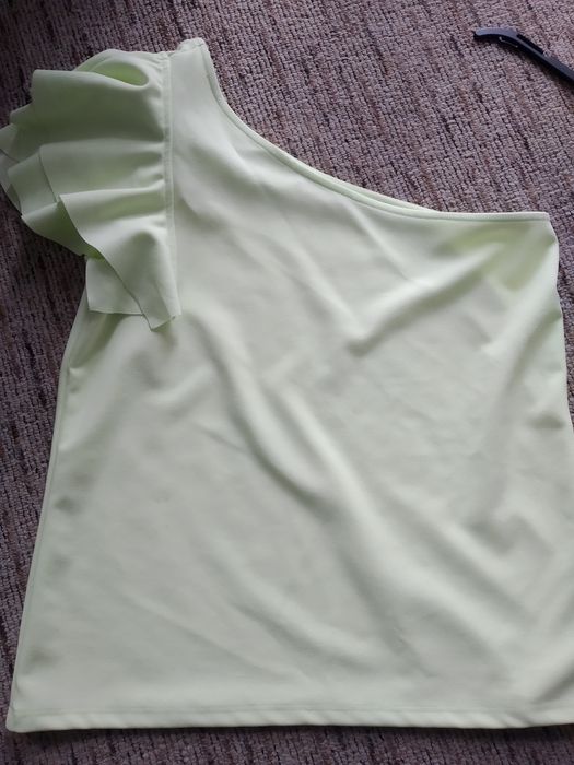 Bluzeczką na jedno ramię Mohito