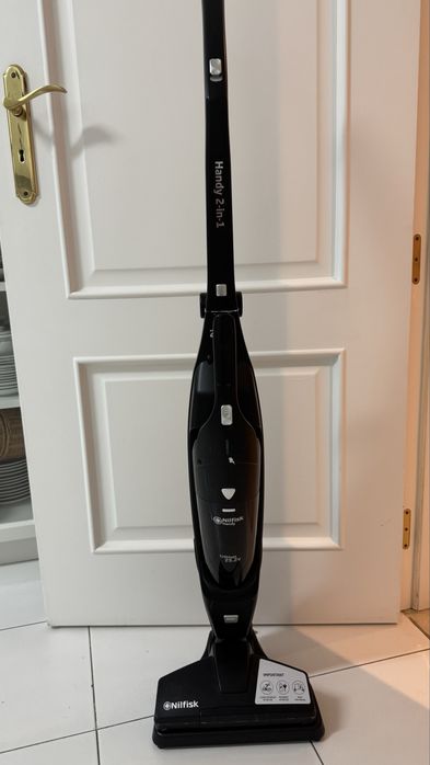 Aspirador vertical marca Nilfisk Handy 2 em 1