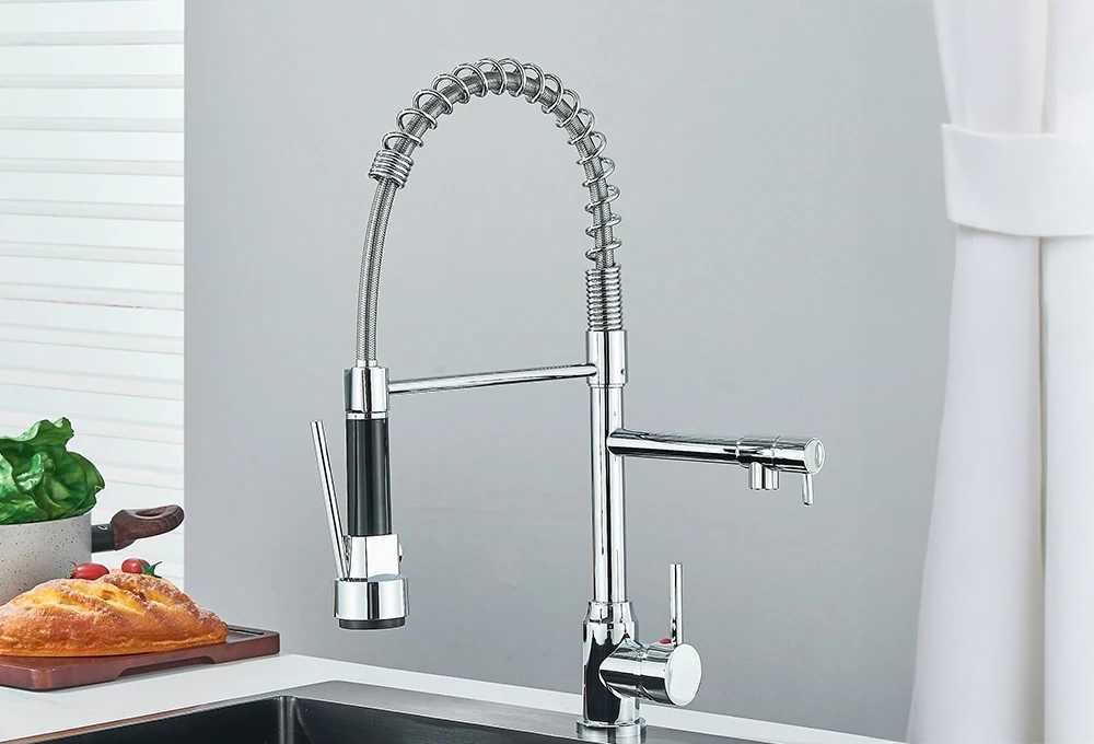 Piękna srebrna błyszcząca bateria kuchenna z wyciąganą wylewką