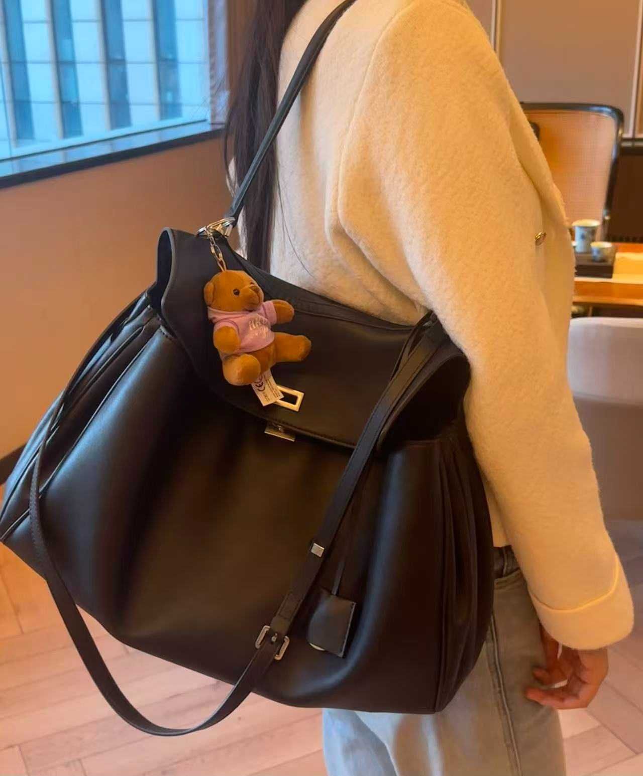 São novos Bolsa transversal e bolsa de mão da Balenciaga