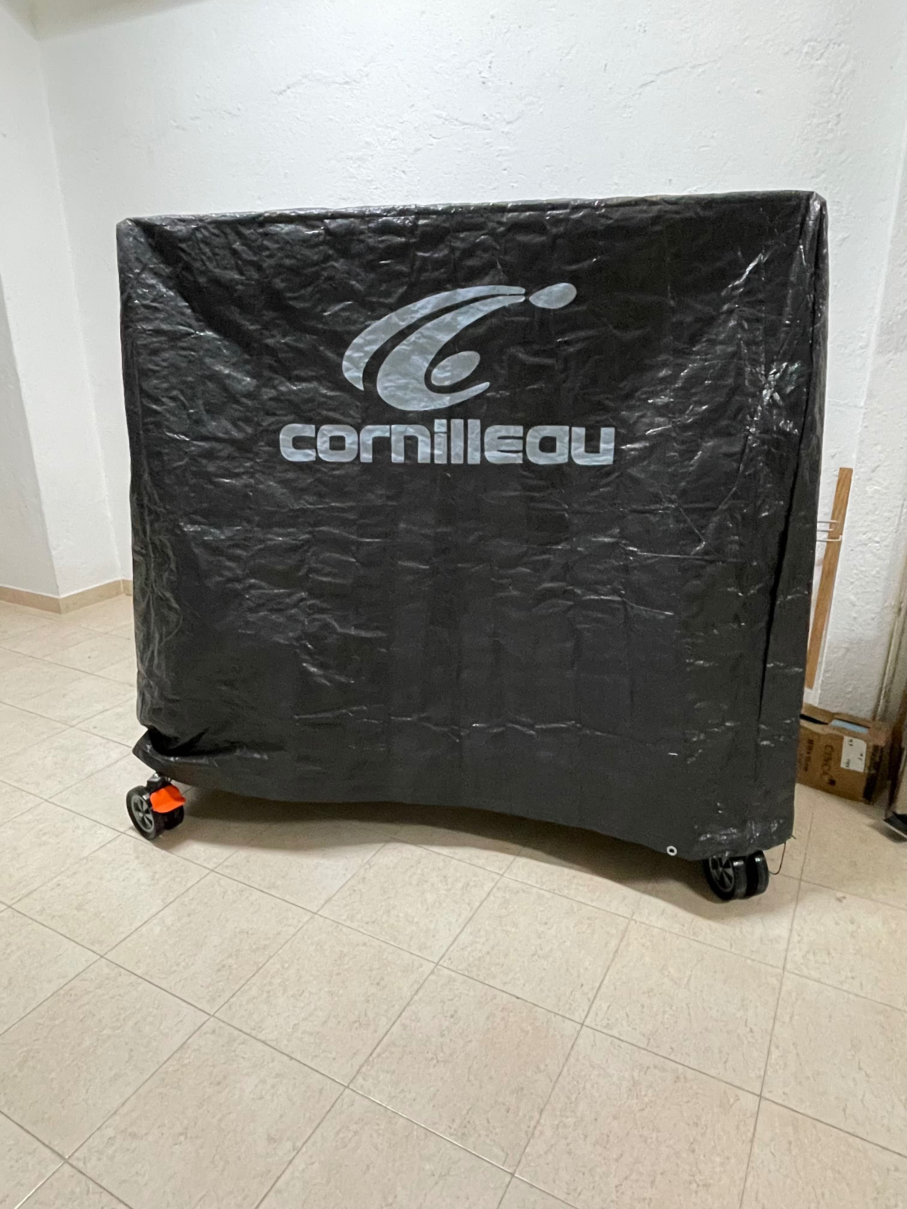 mesa de ténis de mesa com muitos acessórios