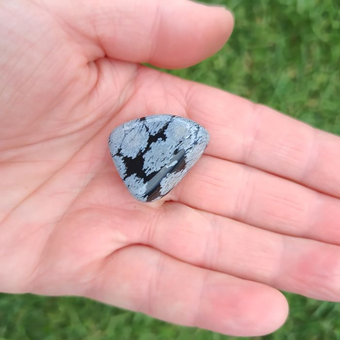 Obsydian śnieżny mały polerowany kamień półszlachetny amulet waga 11 g