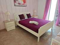 Mobilia de quarto (Cama, colchão, mesas de cabeceira, roupeiro)