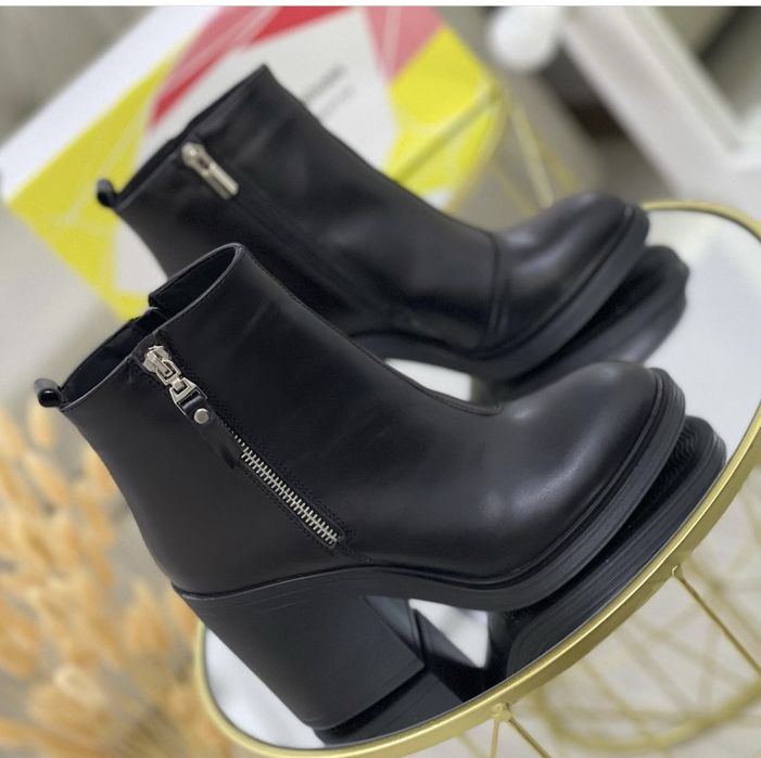 Сапожкі зимові на підборах.