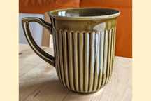 ZAMIENIĘ kubek w paski oliwkowy Odys, porcelit Pruszków