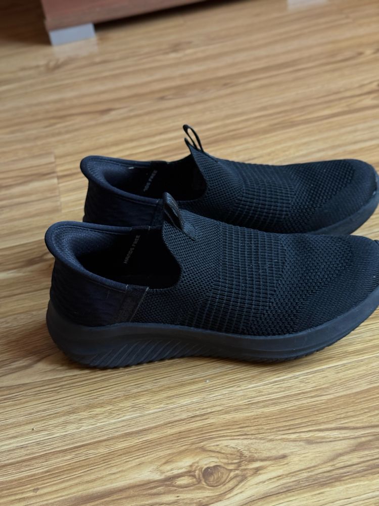 Кросіки Skechers