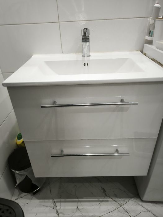 Szafka wisząca z umywalką 60cm