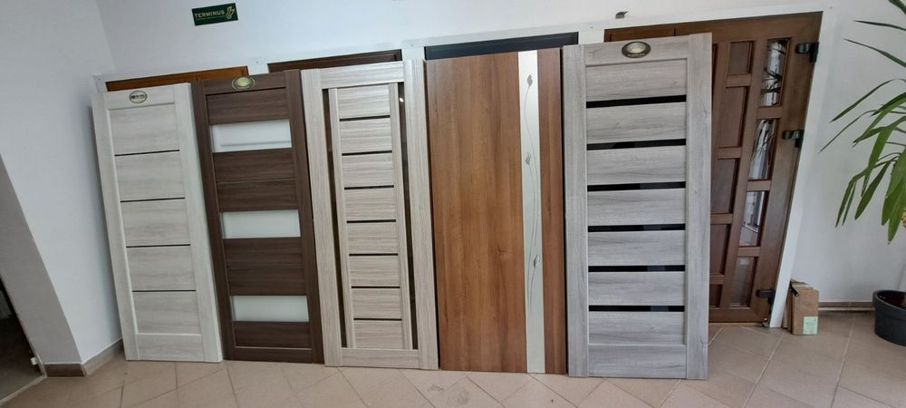 Дверні полотна з виставковою емблемою емблема тільки з однієї сторони