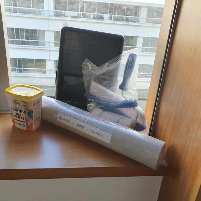 Papel de parede e kit de colagem com material