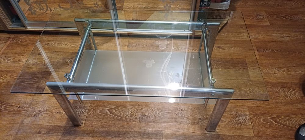 Стіл скляний.  Стіл у вітальню