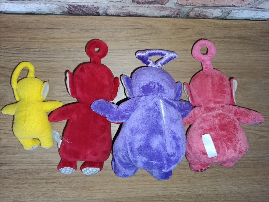 Zestaw czterech maskotek, przytulanek Teletubisie