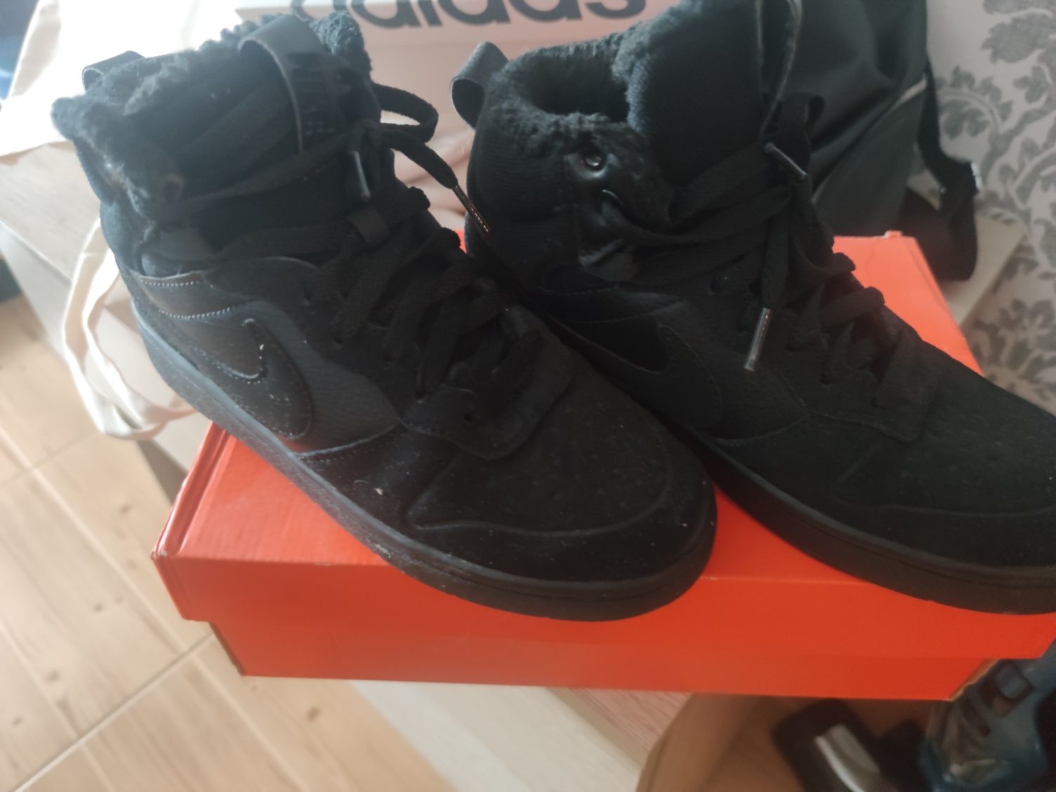 Продам зимові теплі кросівки Nike 37 розмір