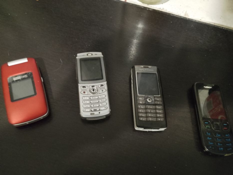Telefony 4 sztuki Motorola Nokia 6303i Sony Ericsson Max com