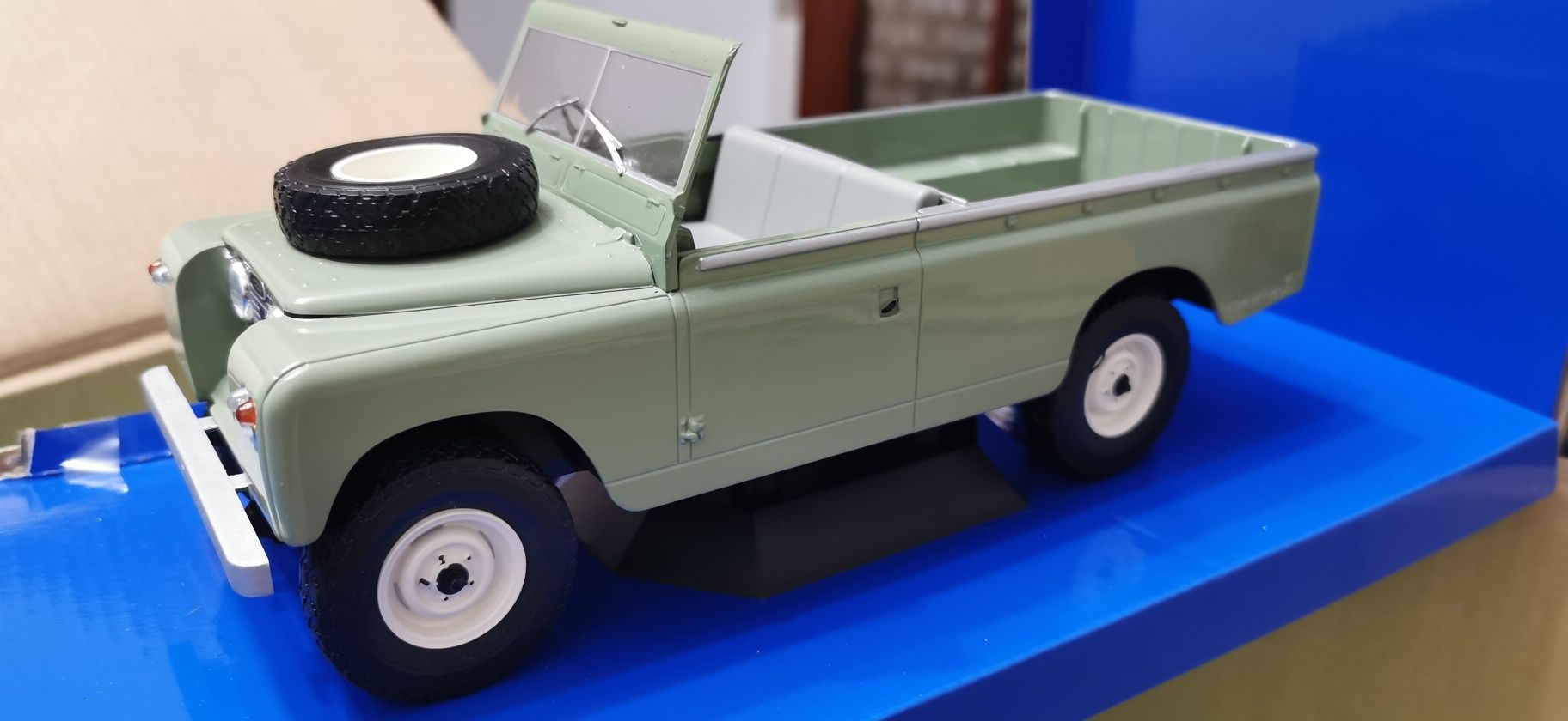 Land Rover escala 1/18