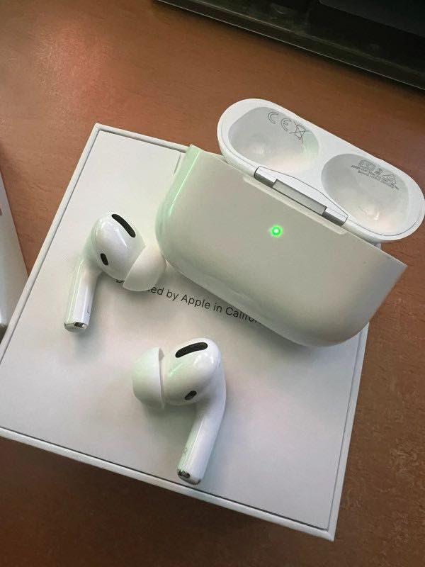 Продам оригінальні AirPods Pro навушники