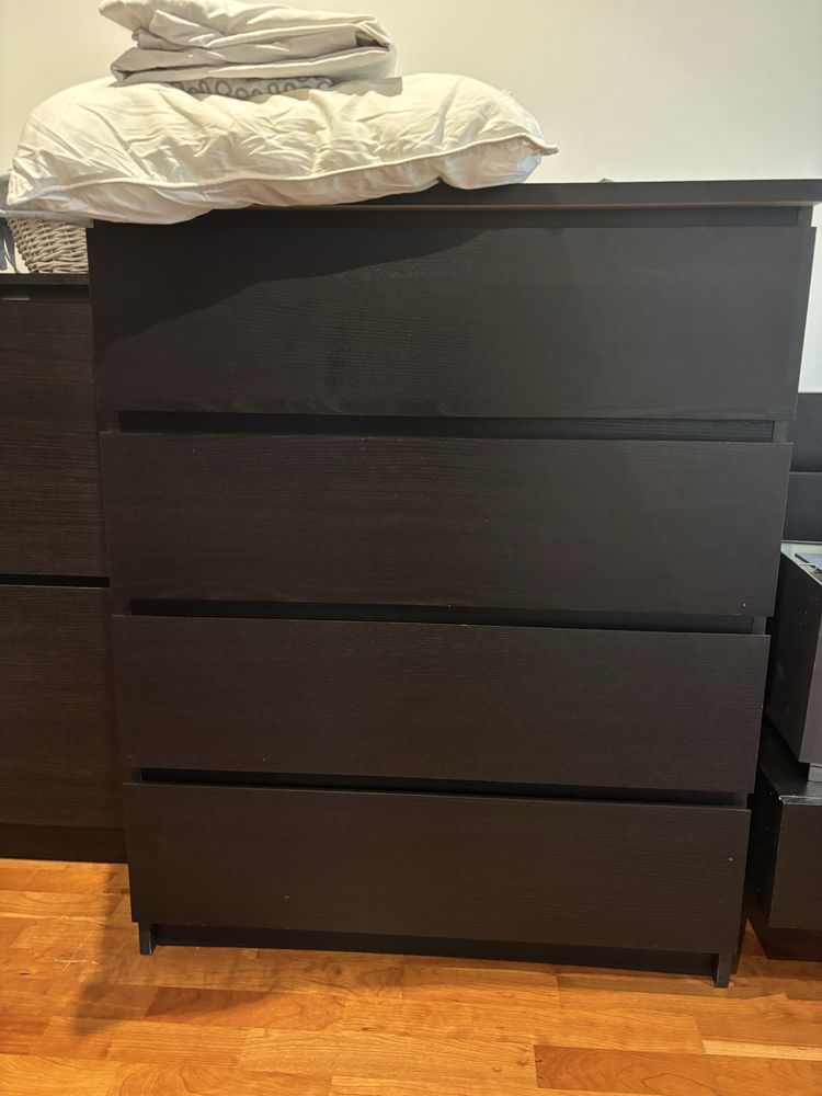 Cama de casal, cómodas e sapateira