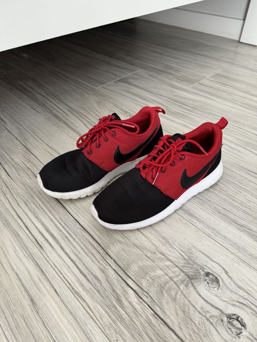 Nike RosheRun czarno czerwone 36,5 UK 4
