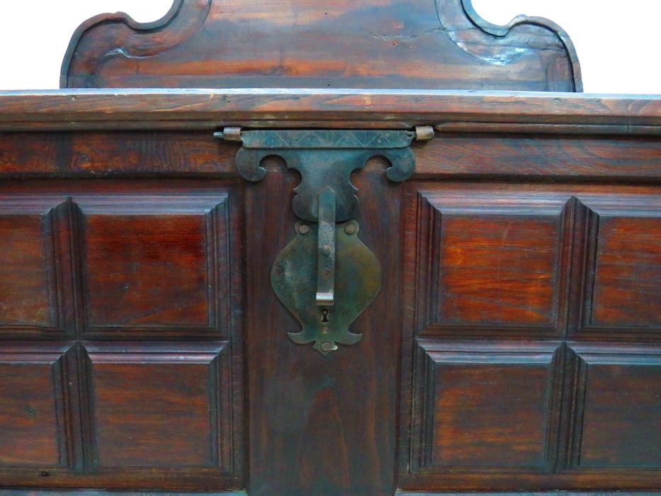 Antigo banco/ arca.